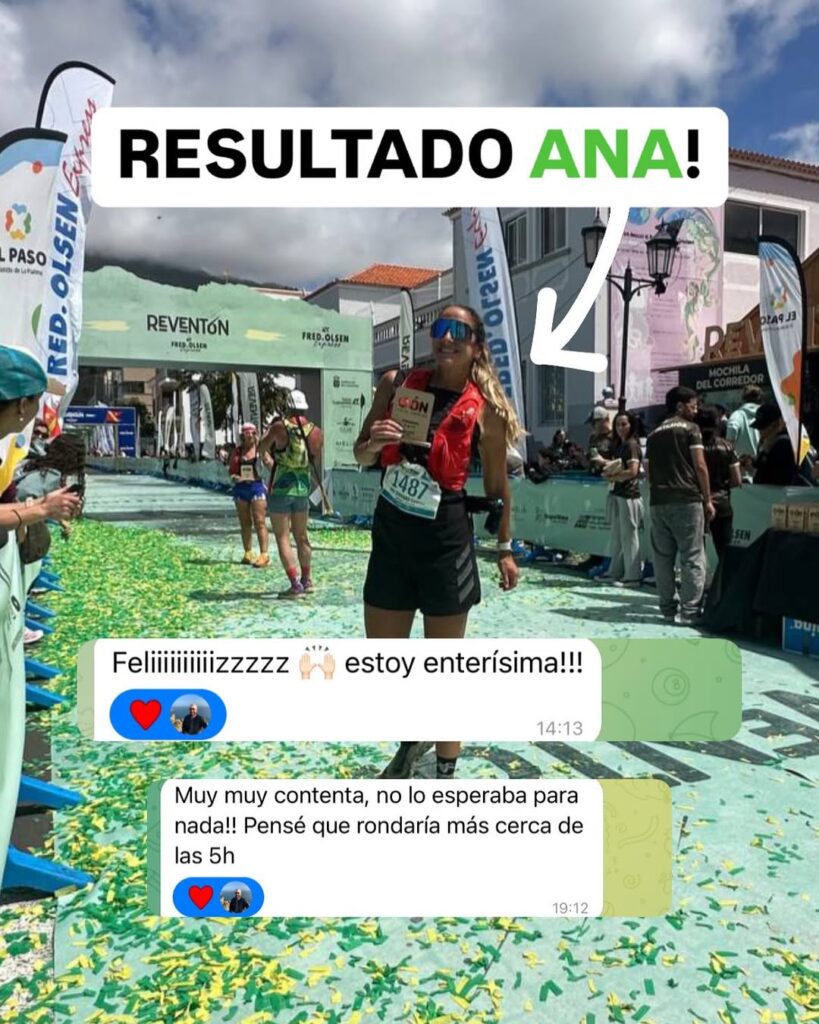 Ana mostrando su medalla y su sonrisa después de completar con éxito su carrera, celebrando su logro personal en una competición de resistencia.