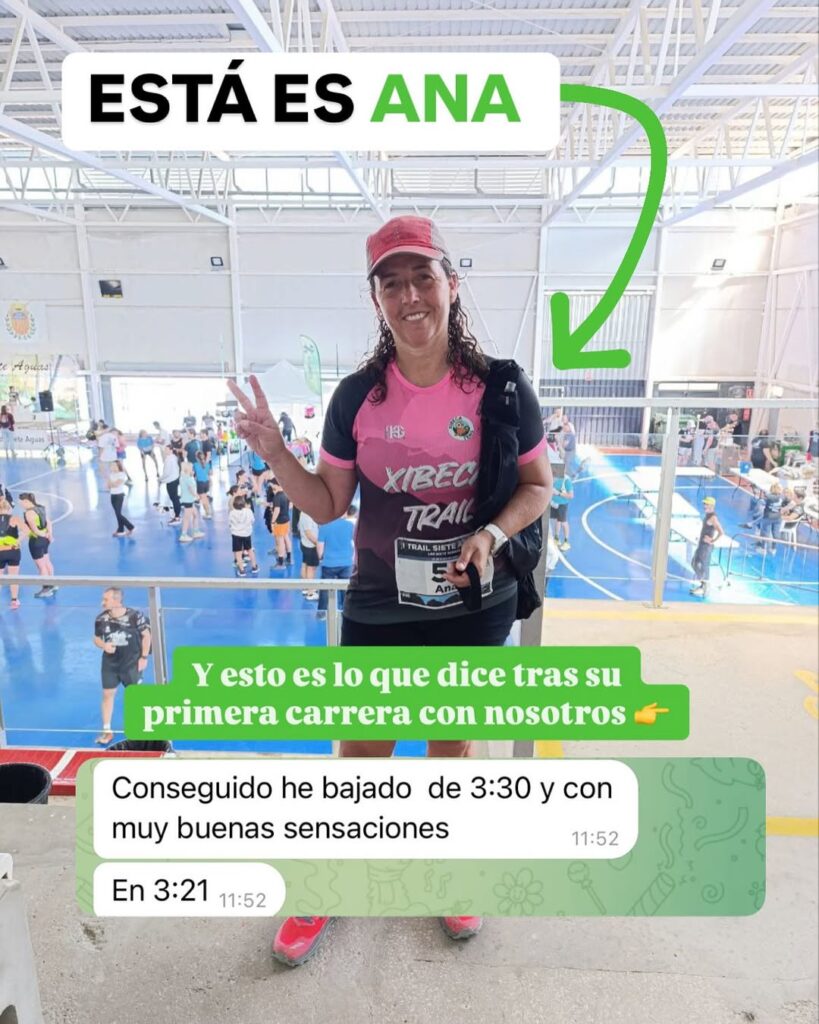 Ana posando con su medalla tras completar su carrera, orgullosa de haber alcanzado su objetivo personal en una competición de resistencia.