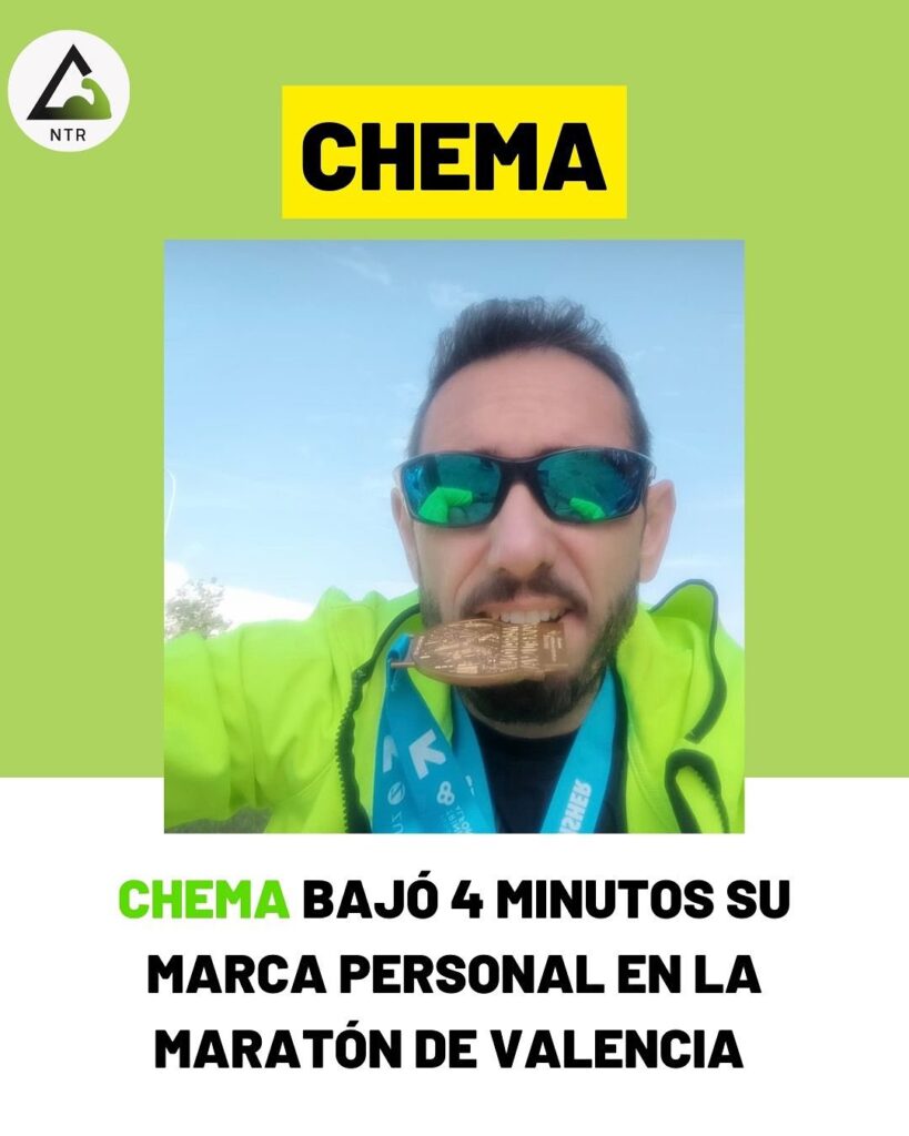Chema celebrando su logro tras bajar 4 minutos de su tiempo en la Maratón de Valencia, mostrando su medalla con una sonrisa de satisfacción.