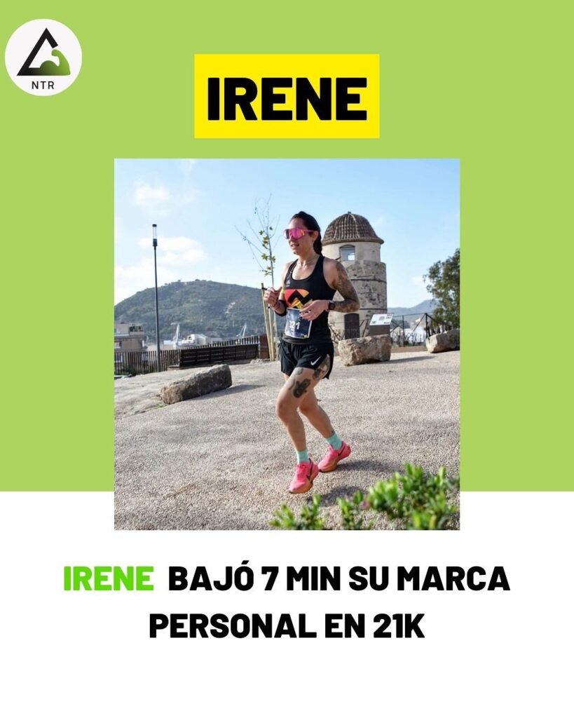 Irene celebrando su logro tras bajar 7 minutos de su marca personal en media maratón, mostrando su medalla con una sonrisa de satisfacción.