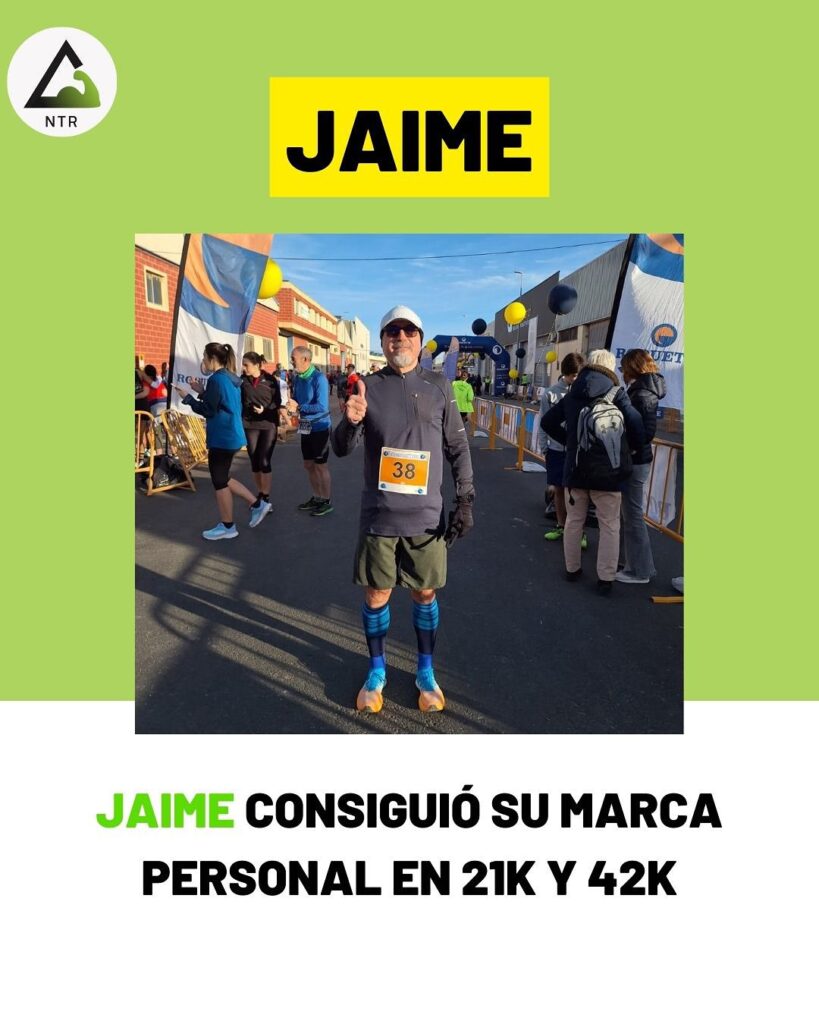 Jaime mostrando su medalla tras lograr un récord personal en 21k y 42k, orgulloso de sus logros en ambas distancias de carrera.