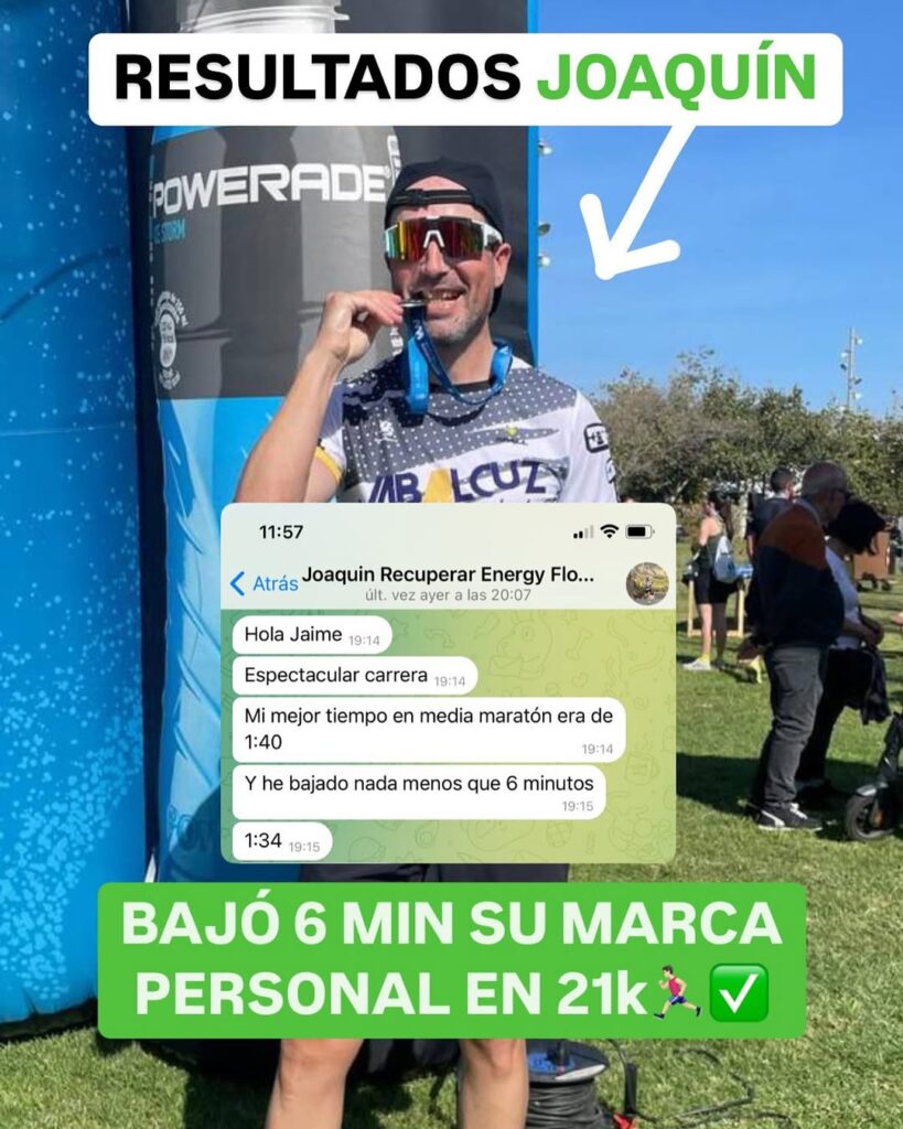 Joaquín celebrando su récord personal en media maratón, mostrando su medalla con una expresión de satisfacción por haber superado su mejor tiempo en la carrera.