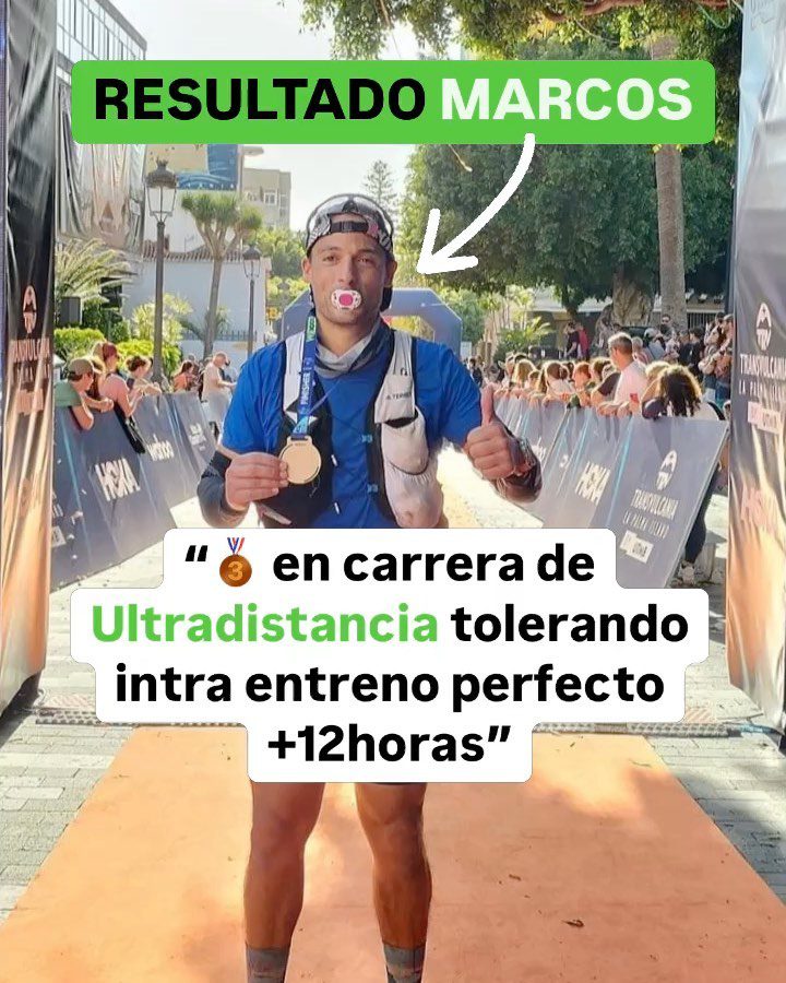 Marcos, corredor de ultradistancia, celebrando su logro tras completar una carrera de larga distancia, mostrando su medalla y sonrisa de satisfacción por alcanzar su objetivo personal.