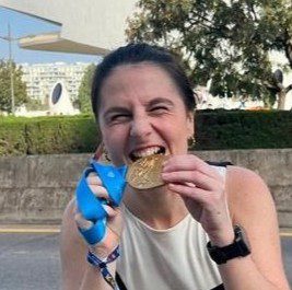 Ainhoa, runner, avanzando con determinación durante su carrera, mostrando concentración y esfuerzo en cada paso.