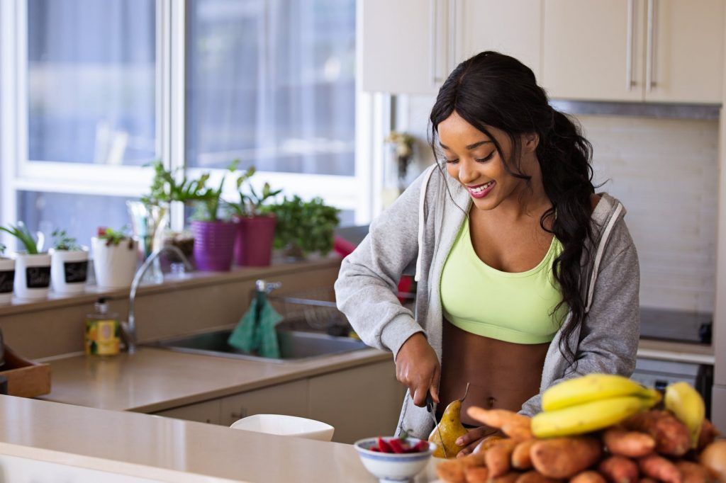 foto chica cortando fruta