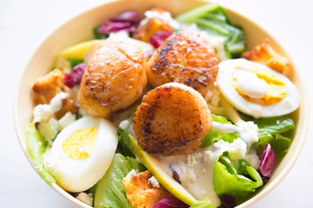 imagen de ensalada con pollo y huevo