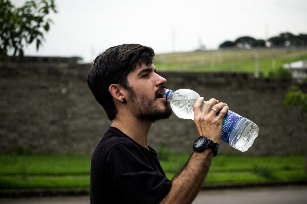 Foto chico bebiendo agua