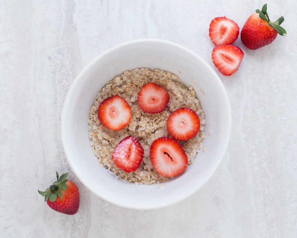 foto de plato de avena con fresa